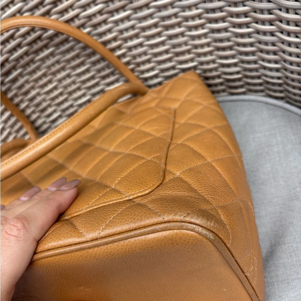 Authentic CHANEL gold MEDALLION brown camel caviar leather bag - Picture 4 of 16